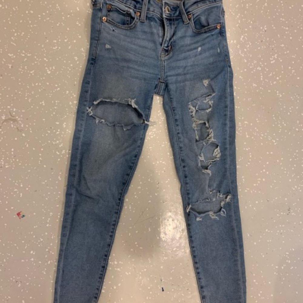 MEDIUM WASH AMERICAN EAGLE RIPPED JEANS!!!